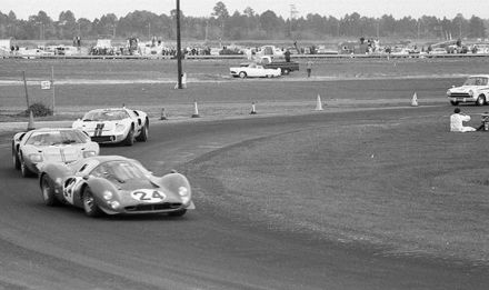 Ludovico Scarfiotti i Mike Parkes – Ferrari 330 P4 coupe.