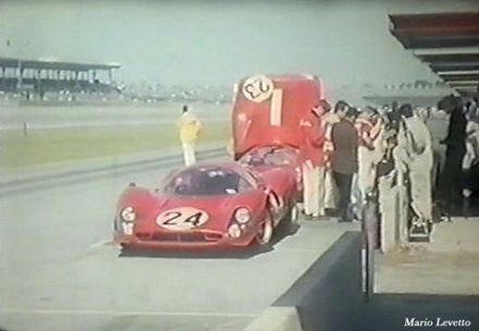 Ludovico Scarfiotti i Mike Parkes – Ferrari 330 P4 coupe.
