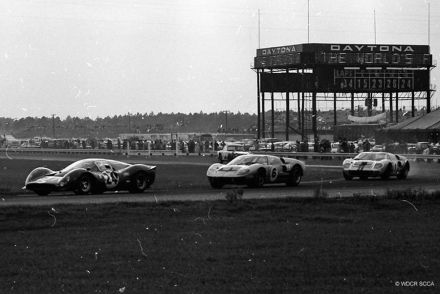 Nr.24.Ludovico Scarfiotti i Mike Parkes – Ferrari 330 P4 coupe, nr.6.Lloyd Ruby i Dennis Hulme – Ford GT Mark II.