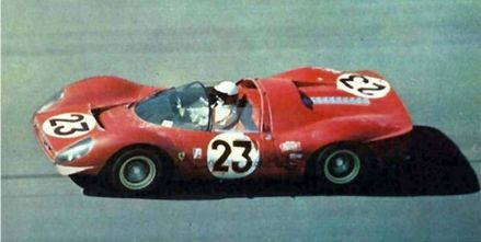 Lorenzo Bandini i Chris Amon – Ferrari 330 P4 spyder.