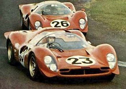 Nr.23.Lorenzo Bandini i Chris Amon – Ferrari 330 P4 spyder, nr.26.Pedro Rodriguez i Jean Guichet – Ferrari 412 P.