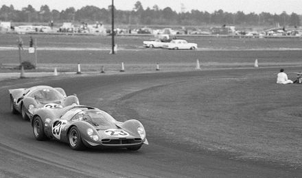 Nr.23.Lorenzo Bandini i Chris Amon – Ferrari 330 P4 spyder, nr.26.Pedro Rodriguez i Jean Guichet – Ferrari 412 P.