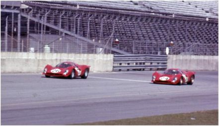Nr.24.Ludovico Scarfiotti i Mike Parkes – Ferrari 330 P4 coupe, nr.26.Pedro Rodriguez i Jean Guichet – Ferrari 412 P.