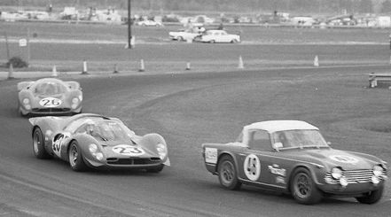 Nr.48.Tim E.Burr, Buell Owen i Clint Cavin – Triumph TR4, nr.23.Lorenzo Bandini i Chris Amon – Ferrari 330 P4 spyder, nr.26.Pedro Rodriguez i Jean Guichet – Ferrari 412 P.