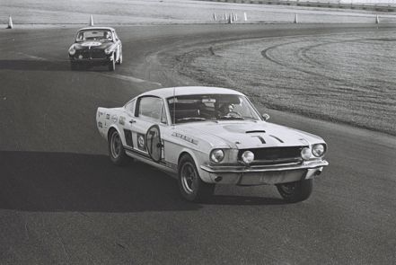 Anita Taylor, Smokey Drolet i Guthrie – Ford Mustang.