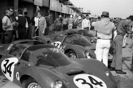 Ferrari Dino w pit stop.