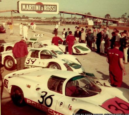 Zespół Porsche w pit stopie.