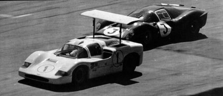 Nr.1.Mike Spence i Phil Hill – Chaparral 2F, nr.3.Lorenzo Bandini i Chris Amon – Ferrari 330 P4. 