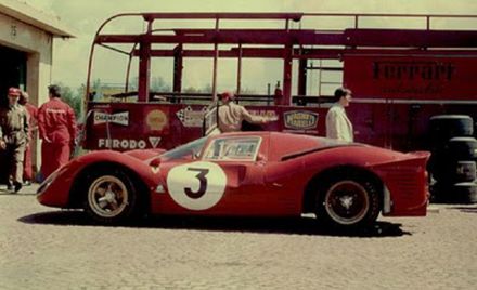 Lorenzo Bandini i Chris Amon – Ferrari 330 P4.