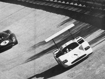 Nr.1.  Mike Spence i Phil Hill – Chaparral 2F.