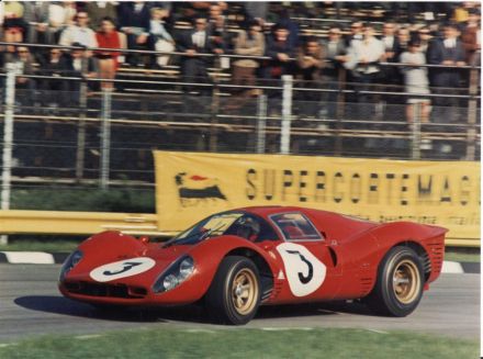 Lorenzo Bandini i Chris Amon – Ferrari 330 P4.
