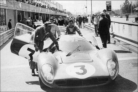 Lorenzo Bandini i Chris Amon – Ferrari 330 P4.