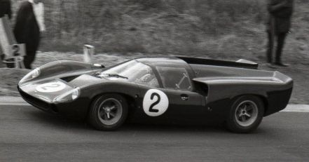 Paul Hawkins i Jackie Epstein – Lola T70 Mk.3 Chevrolet.