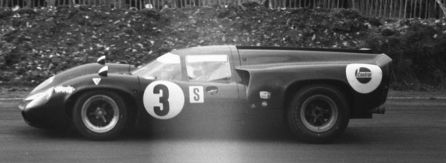 John Surtees i David Hobbs – Lola T70 Mk.3 Aston Martin.