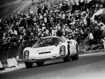 Paul Hawkins i Rolf Stommelen – Porsche 910/8.