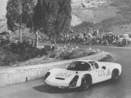 Paul Hawkins i Rolf Stommelen – Porsche 910/8.