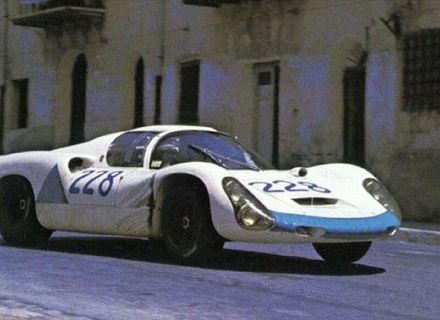 Paul Hawkins i Rolf Stommelen – Porsche 910/8.