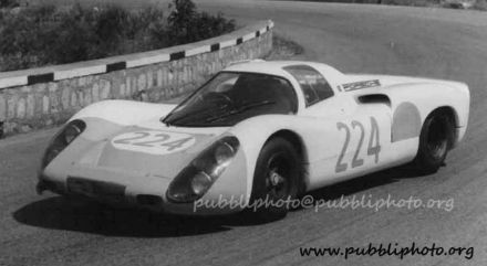 Nino Vaccarella i Ludovico Scarfiotti – Ferrari 330 P4.