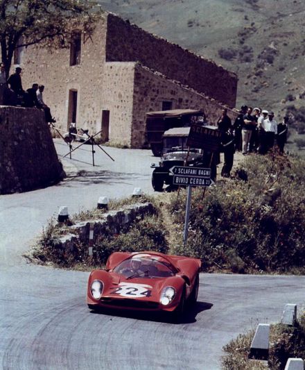 Nino Vaccarella i Ludovico Scarfiotti – Ferrari 330 P4.