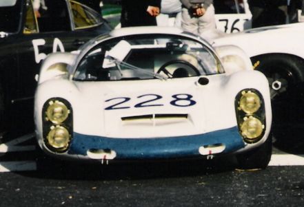 Paul Hawkins i Rolf Stommelen – Porsche 910/8.