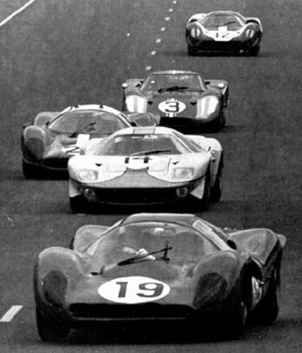 Nr.19.Günther Klass i Peter Sutcliffe – Ferrari 330 P4 coupe, nr.14.David Piper i Richard “Dick” Thompson – Mirage M1 Ford.