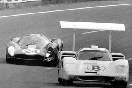 Nr.8.Bob Johnson i Bruce Jennings – Chaparral 2F Chevrolet, nr.24.Willy Mairesse i “Jean Beurlys” Jean Blaton – Ferrari 330 P4.