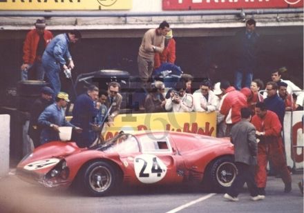 Nr.8.Bob Johnson i Bruce Jennings – Chaparral 2F Chevrolet, nr.24.Willy Mairesse i “Jean Beurlys” Jean Blaton – Ferrari 330 P4.