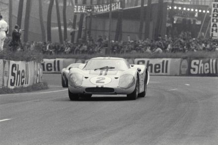 Bruce McLaren i Mark Donohue – Ford GT Mk.IV.