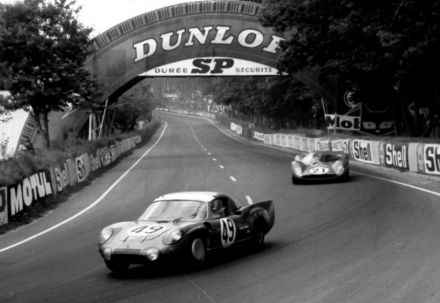 Nr.49.Andre de Cortanze i Alain Le Guellec – Alpine A210 Renault, nr.21.Ludovico Scarfiotti i Mike Parkes – Ferrari 330 P4 coupe.