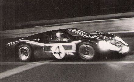 Denis Hulme i Lloyd Ruby – Ford GT Mk.IV.