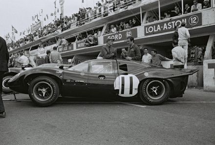 John Surtees i David Hobba – Lola T70 Mk.3 Aston Martin.