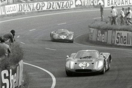 Nr.3.Mario Andretti i Lucien Bianchi – Ford GT Mk.IV,nr.4.Denis Hulme i Lloyd Ruby – Ford GT Mk.IV.