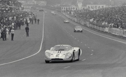 Bruce McLaren i Mark Donohue – Ford GT Mk.IV.