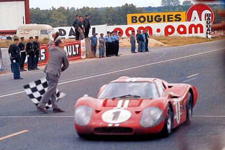  Dan Gurney i Anthony Joseph “AJ” Foyt – Ford GT Mk.IV.