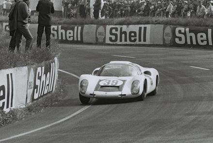 Udo Schütz i Joe Buzzetta – Porsche 910/6 Langheck.