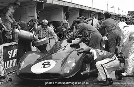 Hawkins i Williams – Ferrari 330 P4 Spyder.