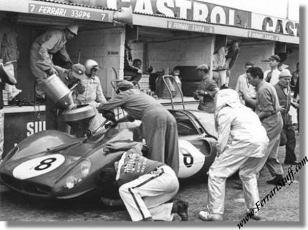 Hawkins i Williams – Ferrari 330 P4 Spyder.