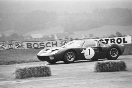 Denny Hulme i Charles Lucas – Ford GT 40.