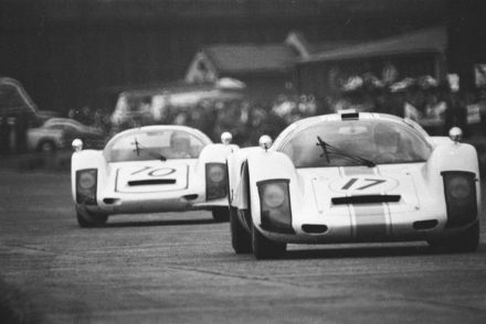 Nr.17.William Bradley i Richard Attwood, nr.10.Jochen Rindt i Rolf Stommelen – Porsche 906.