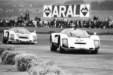 Nr.17.William Bradley i Richard Attwood, nr.15.Gerhard Mitter i Gerhard Koch – Porsche 906