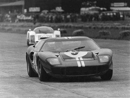  Nino Vaccarella i Umberto Maglioli – Ford GT40.