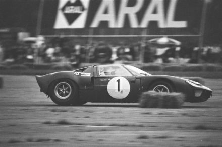 Denny Hulme i Charles Lucas – Ford GT 40.