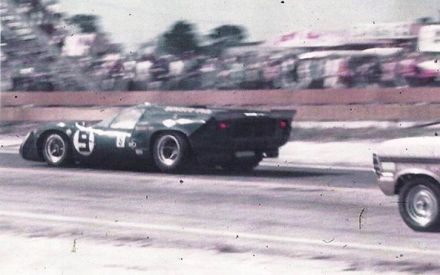 Ronnie Bucknum i Mark Donohue – Lola T 70 Mk.3 Chevrolet.