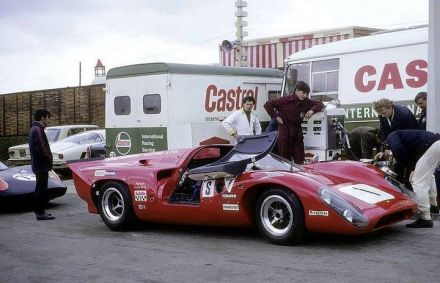 Paul Hawkins i Jonathan Williams – Lola T70 Mk.3B Chevrolet.