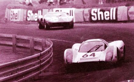 Hans Herrmann i Gerard Larrousse – Porsche 908.