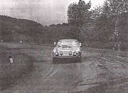 Marian Bień i Zbigniew Kołaczkowski na samochodzie Porsche 911T.