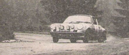 Sobiesław Zasada i Ewa Zasada na samochodzie Porsche 911S.