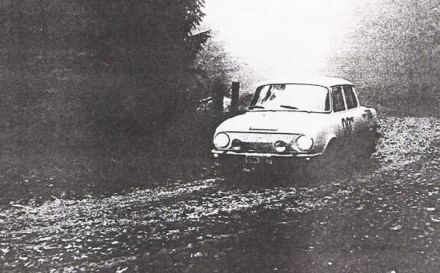 Andrzej Nytko i Jacek Chmielewski na samochodzie Škoda 110L. (Pędzą samochody, mijają lata)  