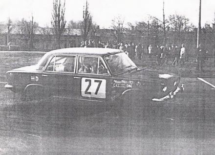 Maciej Stawowiak i Jan Czyżyk na samochodzie Polski Fiat 125p. 