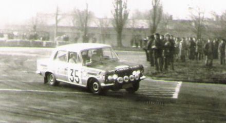 Robert Mucha i Ryszard Żyszkowski na samochodzie Polski Fiat 125p.